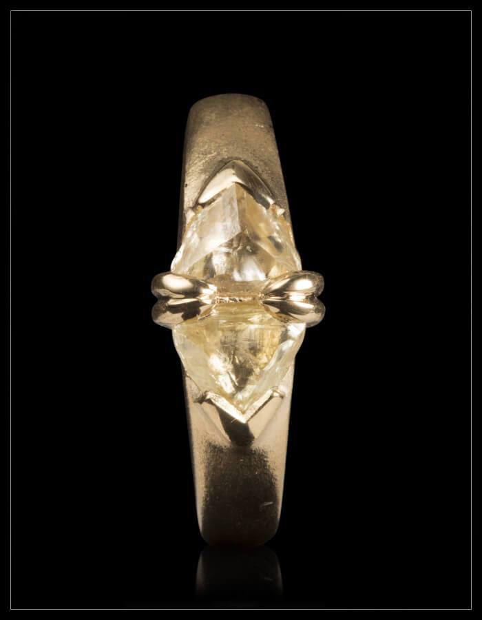 Tvillinge Lysegul Rådiamanter Ring - <strong>1.34 ct.</strong> - Rough Diamonds DK
