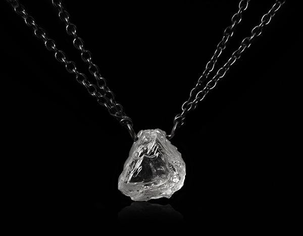<strong>1.76 ct.</strong> Naturlig Hvidlig Rå Diamant i Dobbelt 18 kt. Håndlavet Sort Rhodineret Hvidguldshalskæde - Rough Diamonds DK