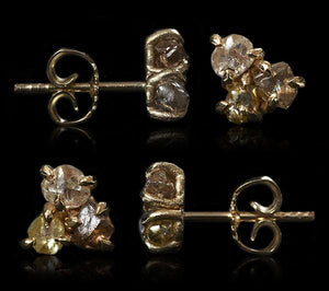 <strong>2.04 ct.</strong> Naturlige Rå Diamanter i 14 kt. Håndlavede Blanke Guldørestikkere - Rough Diamonds DK