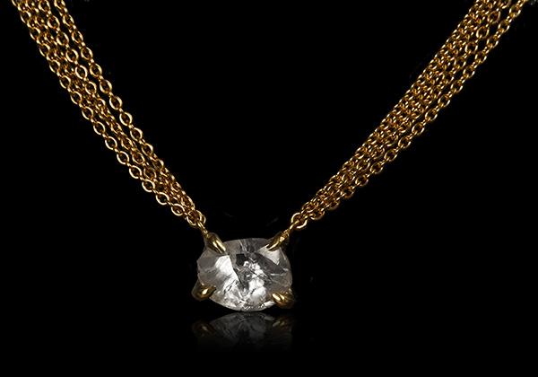 <strong>2.26 ct.</strong> Naturlig Hvidlig Rå Diamant i 4X 18 kt. Håndlavet Guldhalskæde - Rough Diamonds DK