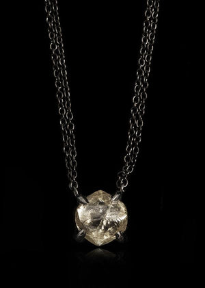<strong>2.42 ct.</strong> Naturlig Rå Diamant i Dobbelt 18 kt. Håndlavet Sort Rhodineret Hvidguldshalskæde - Rough Diamonds DK