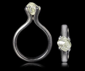 <strong>3.05 ct.</strong> Naturlig Rå Diamant i 14 kt. Håndlavet Hvidguldsring - Rough Diamonds DK