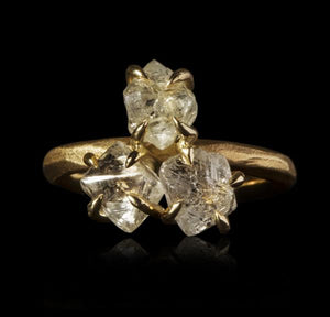 <strong>6.12 ct.</strong> Naturlige Hvidlige Octahedron Rå Diamanter i 14 kt. Håndlavet Guldring - Rough Diamonds DK