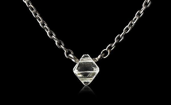 <strong>0.26 ct.</strong> Naturlig Rå Diamant i 18 kt. Håndlavet Hvidguldshalskæde - Rough Diamonds DK