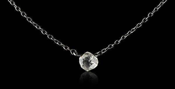 <strong>0.36 ct.</strong> Naturlig Rå Diamant i 18 kt. Håndlavet Sort Rhodineret Hvidguldshalskæde - Rough Diamonds DK