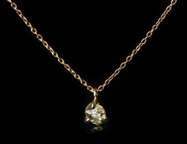 <strong>0.41 ct.</strong> Naturlig Gul Rå Diamant i 18 kt. Håndlavet Guldhalskæde - Rough Diamonds DK