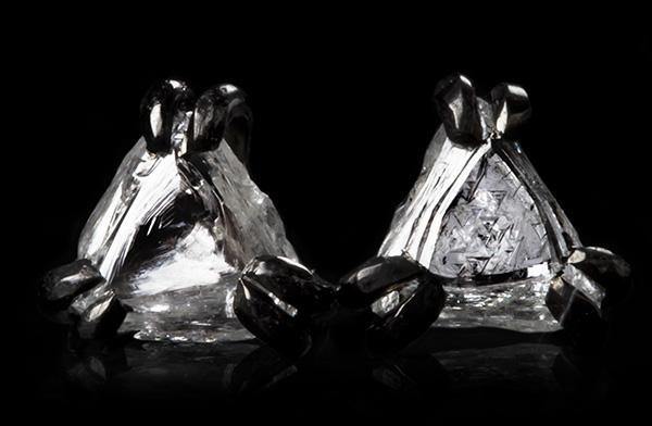 <strong>0.44 ct.</strong> Naturlige Hvidlige Trekantede Rå Diamanter i 14 kt. Håndlavede Sort Rhodinerede Hvidguldsørestikkere - Rough Diamonds DK