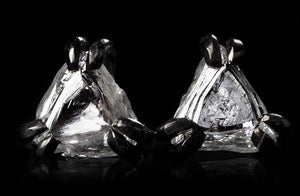 <strong>0.44 ct.</strong> Naturlige Hvidlige Trekantede Rå Diamanter i 14 kt. Håndlavede Sort Rhodinerede Hvidguldsørestikkere - Rough Diamonds DK