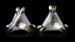<strong>0.45 ct.</strong>Naturlige Hvidlige Trekantede Rå Diamanter i 14 kt. Håndlavede Guldørestikkere - Rough Diamonds DK