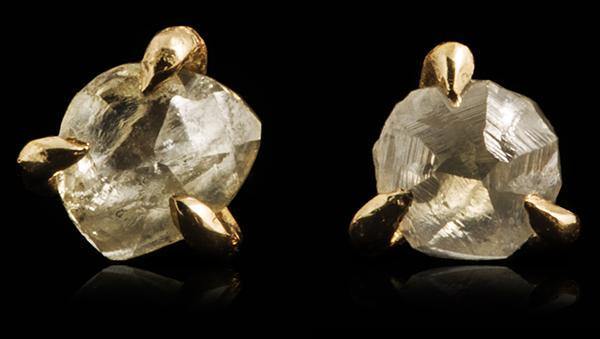 <strong>0.52 ct.</strong> Naturlige Rå Diamanter i 14 kt. Håndlavede Guldørestikkere - Rough Diamonds DK