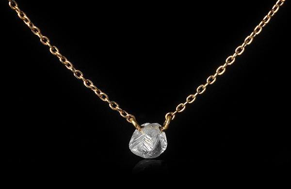 <strong>0.62 ct.</strong> Naturlig Rå Diamant i 18 kt. Håndlavet Guldhalskæde - Rough Diamonds DK