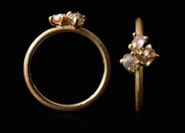 <strong>0.64 ct.</strong> Naturlig Pink, Grå & Gule Rå Diamanter i 14 kt. Håndlavet Guldring - Rough Diamonds DK