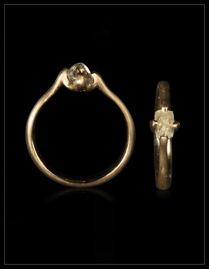 Rå Diamant i Tulipanfatning Guldring - <strong>0.75 ct.</strong> - Rough Diamonds DK