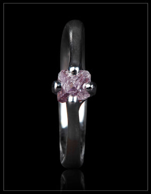Sjælden Rå Pink Octahedron Diamant I Hvidguldsring – 0.76 ct.
