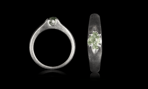 <strong>0.78 ct.</strong> Naturlig Grøn Rå Diamant i 14 kt. Hvidguldsring - Rough Diamonds DK