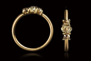 <strong>0.79 ct.</strong> Naturlige Lysebrune & Hvidlig Rå Diamanter i 14 kt. Håndlavet Guldring - Rough Diamonds DK