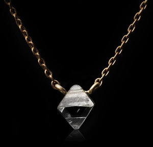 <strong>0.81 ct.</strong> Naturlig Octahedron Rå Diamant i 18 kt. Håndlavet Guldhalskæde - Rough Diamonds DK