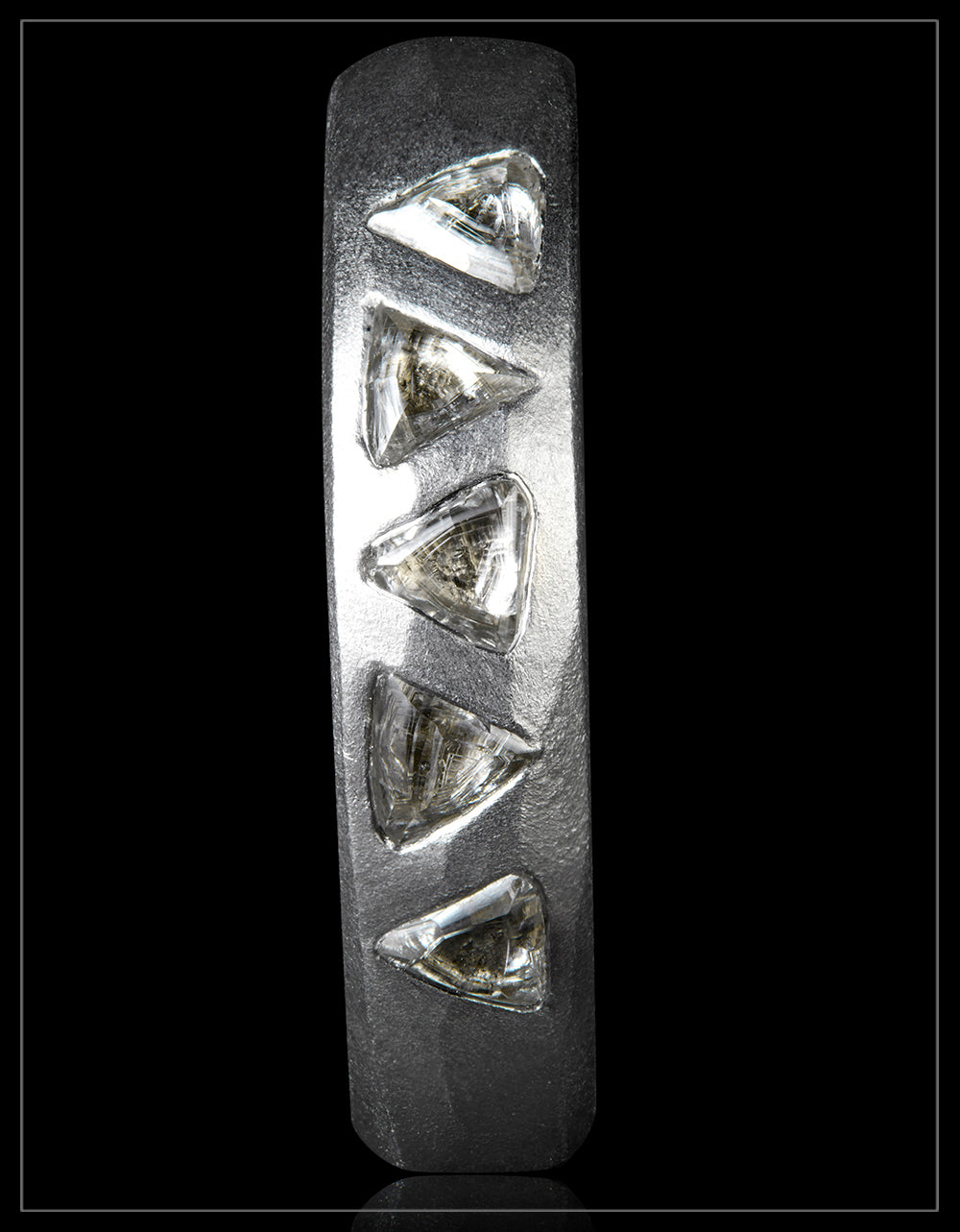 Uslebne Diamanter i Hvidguldsring – 0.83 ct.
