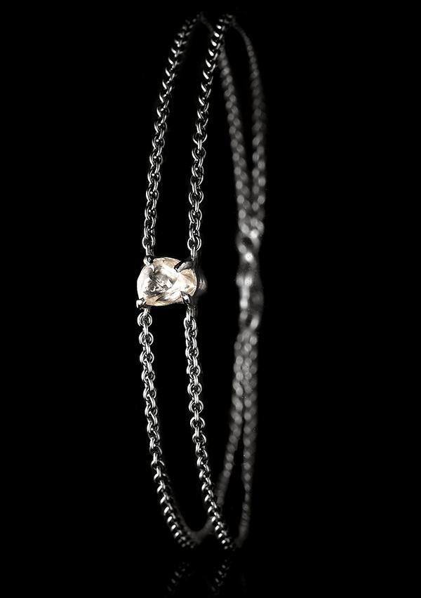 <strong>1.03 ct.</strong> Naturlig Rå Diamant i 18 kt. Håndlavet Sort Rhodineret Hvidguldsarmbånd - Rough Diamonds DK