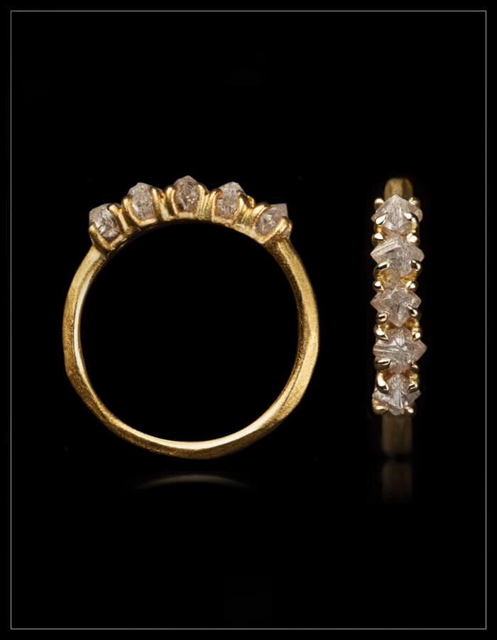 Klassisk Guld Alliancering med Twist - <strong>1.08 ct.</strong> - Rough Diamonds DK