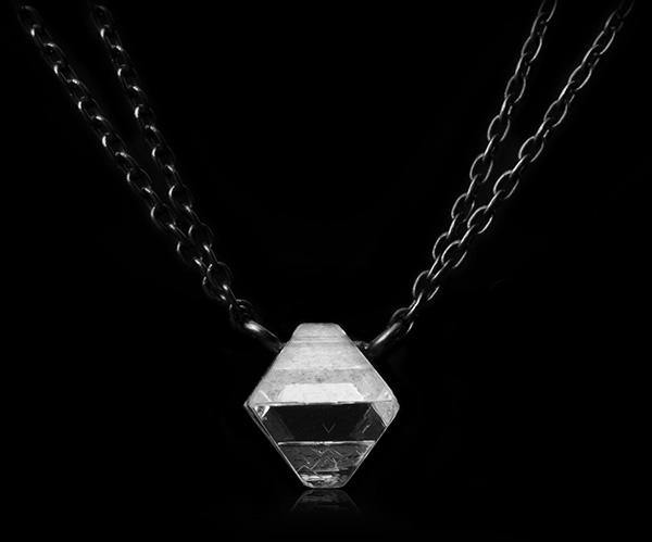 <strong>1.09 ct.</strong> Naturlig Klar Octahedron Rå Diamant i Dobbelt 18 kt. Håndlavet Sort Rhodineret Hvidguldshalskæde - Rough Diamonds DK