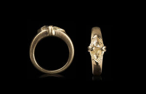 <strong>1.34 ct.</strong> Naturlige Gule Trekantede Rå Diamanter i 14 kt. Håndlavet Guldring - Rough Diamonds DK
