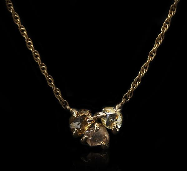 <strong>1.42 ct.</strong> Naturlige Rå Diamanter i 18 kt. Håndlavet Guldhalskæde - Rough Diamonds DK