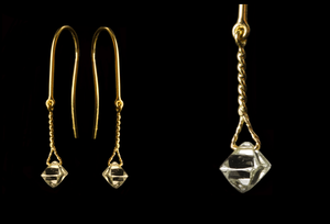 <strong>1.45 ct.</strong> Naturlige Octahedron Rå Diamanter i 18 kt. Håndlavede Guldbøjleøreringe - Rough Diamonds DK