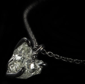 <strong>1.45 ct.</strong> Naturlig Rå Diamant i 18 kt. Håndlavet Sort Rhodineret Hvidguldshalskæde - Rough Diamonds DK
