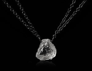 <strong>1.76 ct.</strong> Naturlig Hvidlig Rå Diamant i Dobbelt 18 kt. Håndlavet Sort Rhodineret Hvidguldshalskæde - Rough Diamonds DK