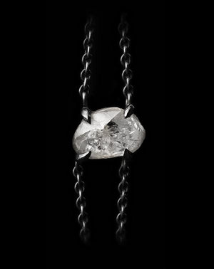 <strong>1.90 ct.</strong> Naturlig Rå Diamant i 18 kt. Håndlavet Sort Rhodineret Hvidguldsarmbånd - Rough Diamonds DK