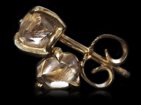 <strong>2.08 ct.</strong> Naturlige Brune Rå Diamanter i 14 kt. Håndlavede Guldørestikkere - Rough Diamonds DK