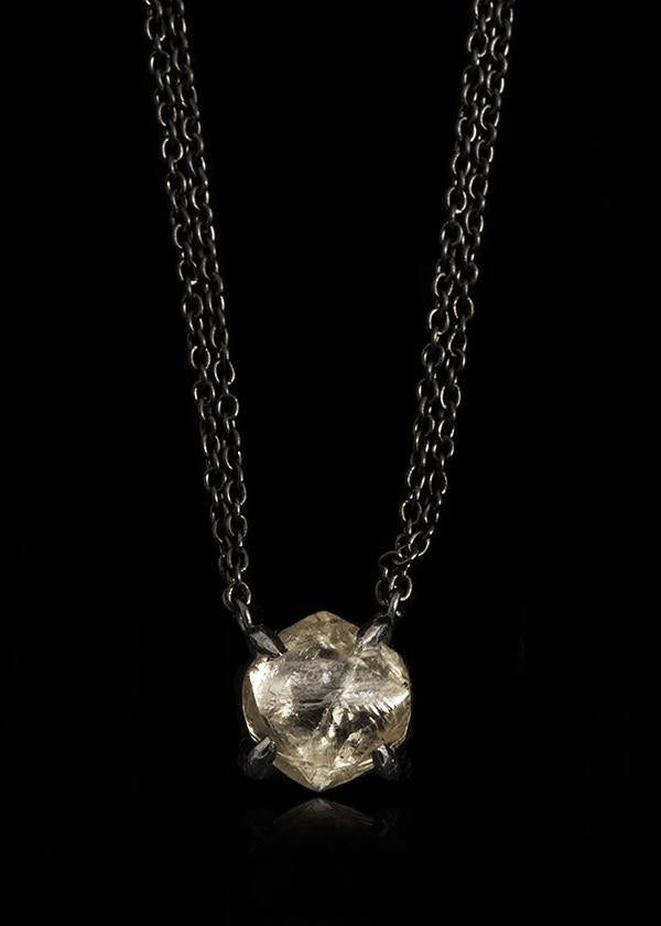 <strong>2.42 ct.</strong> Naturlig Rå Diamant i Dobbelt 18 kt. Håndlavet Sort Rhodineret Hvidguldshalskæde - Rough Diamonds DK