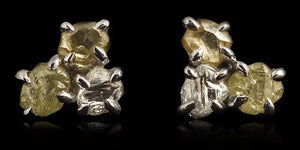 <strong>2.80 ct.</strong> Naturlige Rå Diamanter i 14 kt. Håndlavede Hvidguldsørestikkere - Rough Diamonds DK