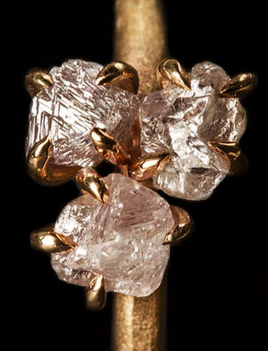 <strong>2.82 ct.</strong> Naturlige Pink Rå Diamanter i 14 kt. Håndlavet Rosaguldring - Rough Diamonds DK