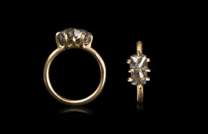 <strong>2.99 ct.</strong> Naturlig Mørkegrå Dobbelt Krystal Rå Diamant i 14 kt. Håndlavet Guldring - Rough Diamonds DK