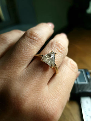 Naturlig Trekantet ”WOW” Diamant Guldring – 3.58 ct.
