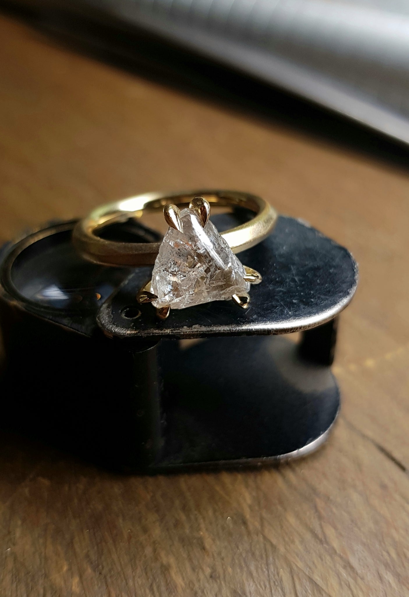 Naturlig Trekantet ”WOW” Diamant Guldring – 3.58 ct.