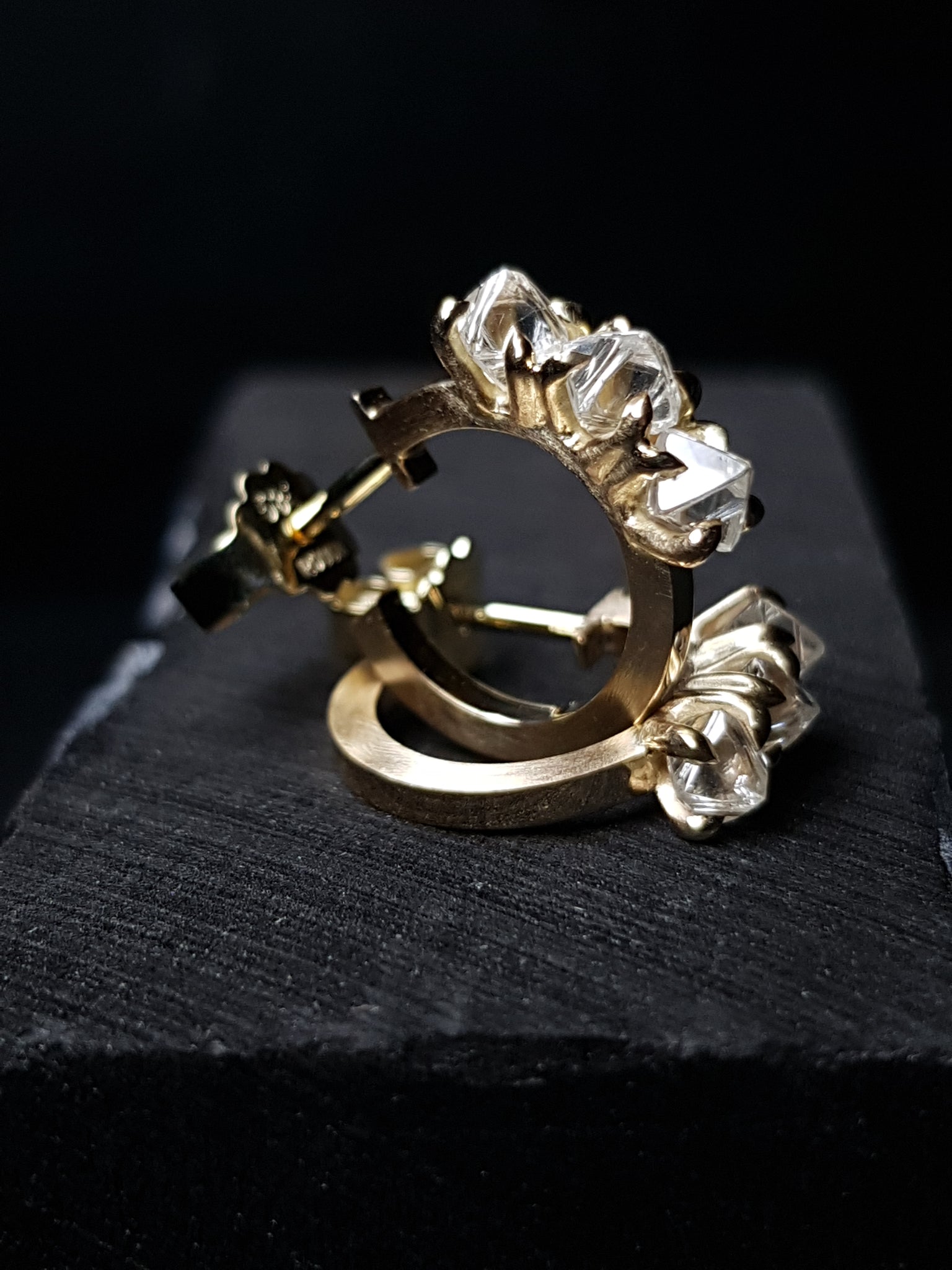 Seks Rå Diamanter fra Botswana i Guld Kreolere – 1.66 ct.