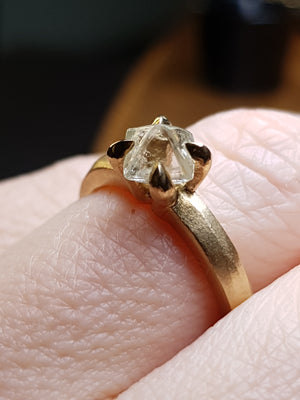 Rå Octahedron Diamant fra Angola i Guldring – 1.24 ct.
