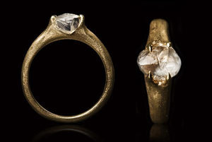 <strong>3.01 ct.</strong> Naturlig Hvidlig Rå Diamant i 14 kt. Håndlavet Guldring - Rough Diamonds DK