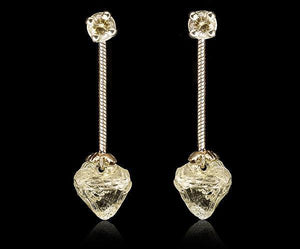 <strong>3.06 ct.</strong> Naturlige Rå Diamanter & <strong>0.30 ct.</strong> Grønne Brillanter i 14 kt. Hænge Guldøreringe - Rough Diamonds DK