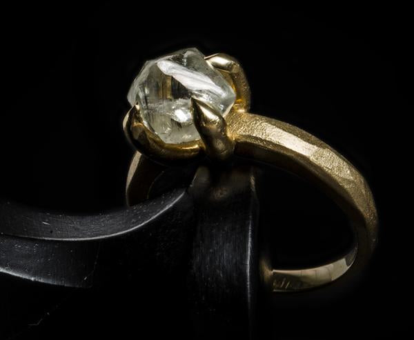 <strong>3.88 ct.</strong> Naturlig Rå Diamant i 14 kt. Håndlavet Guldring - Rough Diamonds DK