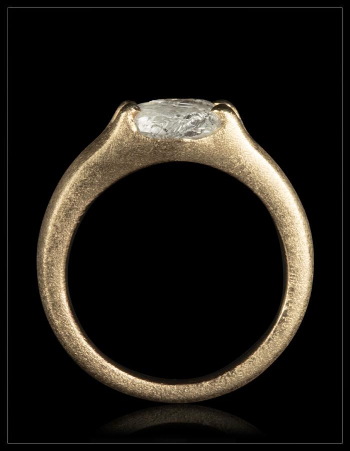Naturlig Hvidlig Rå Diamant i 14 kt. Håndlavet Guldring - <strong>1.98 ct.</strong> - Rough Diamonds DK