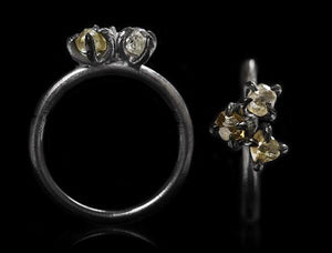 <strong>1.04 ct.</strong> Naturlige Rå Diamanter i 14 kt. Håndlavet Sort Rhodineret Hvidguldsring - Rough Diamonds DK