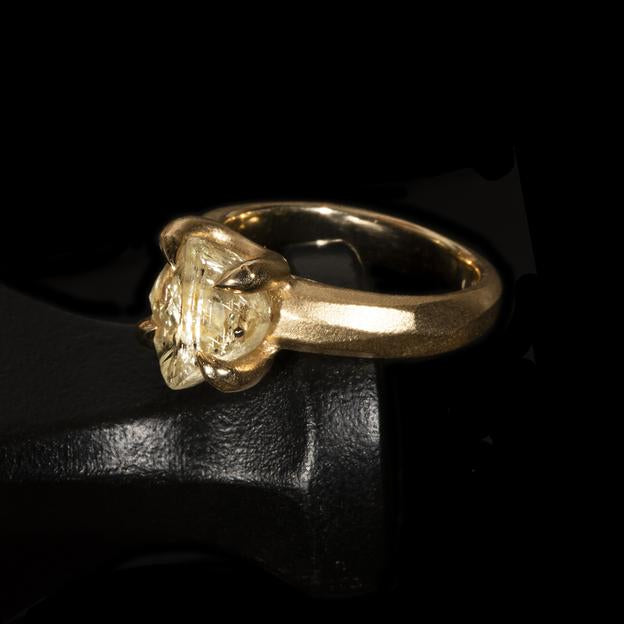 <strong>4.94 ct.</strong> Naturlig Gul Rå Diamant i 14 kt. Håndlavet Guldring - Rough Diamonds DK