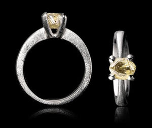 <strong>2.36 ct.</strong> Naturlig Gullig Rå Diamant i 14 kt. Håndlavet Hvidguldsring - Rough Diamonds DK