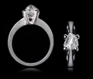<strong>2.26 ct.</strong> Naturlig Hvidlig Rå Diamant i 14 kt. Håndlavet Hvidguldsring - Rough Diamonds DK