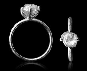 <strong>2.52 ct.</strong> Naturlig Hvidlig Rå Diamant i 14 kt. Håndlavet Hvidguldsring - Rough Diamonds DK