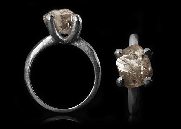 <strong>5.09 ct.</strong> Naturlig Rå Diamant i 14 kt. Håndlavet Hvidguldsring - Rough Diamonds DK